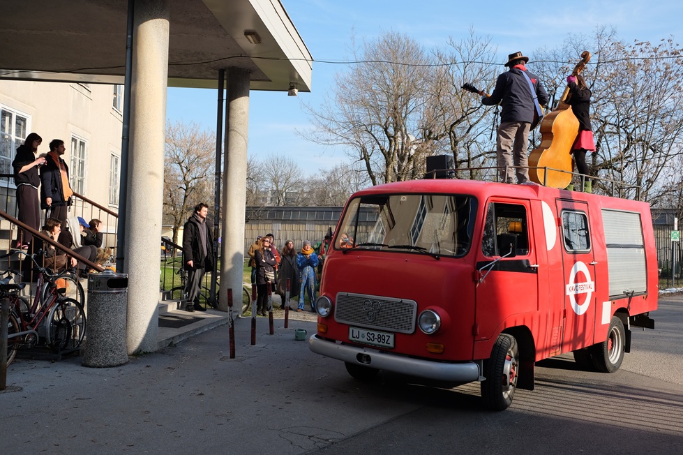 Musicians performing on the mobile stage "Halo muska" at Kavč Festival, 2025.