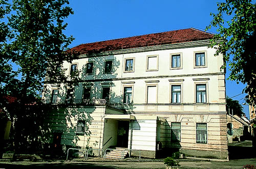 Jakac House, holds a substantial collection of works by Slovenian artist Božidar Jakac [1899–1989], administered by Dolenjska Museum Novo mesto