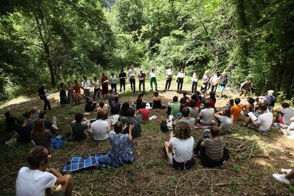 Presentation of Robida magazine n. 7 in Topolò’s forest (summer 2021).