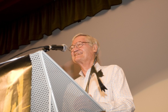 Roger Corman with the Vicious Old Cat Award at the Grossmann Fantastic Film and Wine Festival 2007