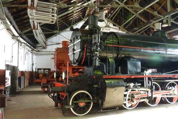 File:Railway Museum 2012 The trains in the roundhouse.jpg