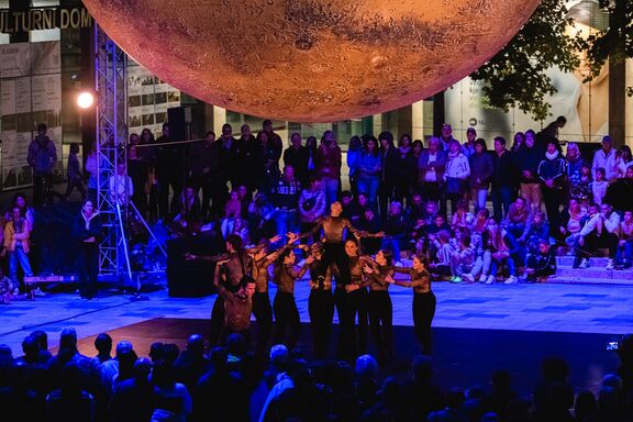 A dance performance on Bevk square with a Mars installation during R.o.R festival