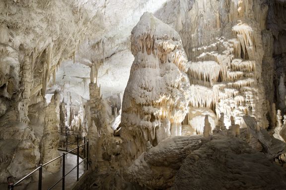 File:Postojna Cave 2007 White chamber.jpg