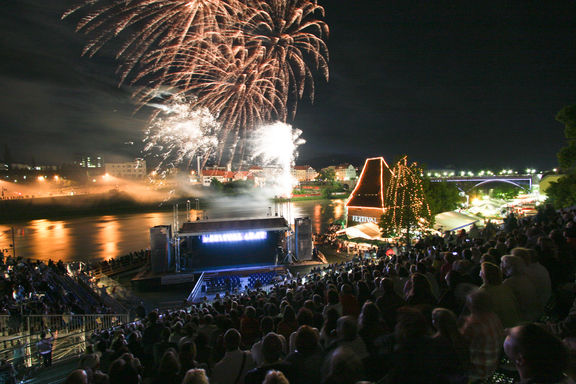 Lent Festival regularly attracts around 500,000 spectators, dispersed during the 3-week-long annual event at over 23 venues, fireworks display, 2009