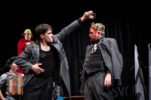 Actors Dane Jemc (in the back), Irena Kožuh (in the back), Gregor Gartner, and Matej Čujovič in Ivo Brešan's play The Stage Play of Hamlet in the Village of Mrdusa Donja. Produced by Loški oder Theatre, the play was awarded the Matiček award for the best overall performance at the Linhart Encounter in 2023. Author: Matej Maček