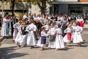 Young dancers from Beltinci at the head of the procession at the 51st International Folklore Festival in Beltinci, 23 July 2023, photo by Boštjan Rous.