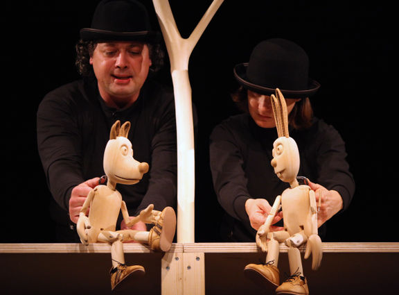 Ti loviš [You Catch] written by Saša Eržen and directed by Sivan Omerzu, who created the puppets and set design, toured internationally. Produced by Ljubljana Puppet Theatre and Konj Puppet Theatre in 2012.
