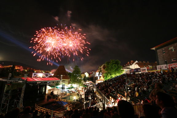 Each year Lent Festival presents around 300 diverse cultural performances and events on different stages, fireworks over the Drava river, Maribor 2008