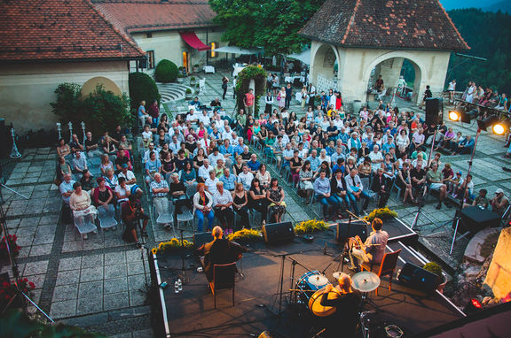 Recreating Middle Ages troubadour lyrics, the French trio Sirventes performed at the yard of the Bled Castle in 2016