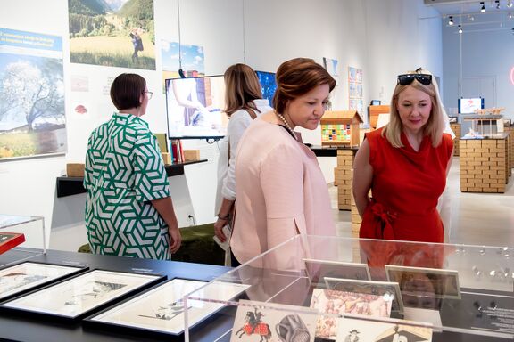 The ambassador dr. Ana Polak Petrič and the Head of SKICA Berlin, Saša Šavel Burkart, at the exhibition Buzzing Slovenia. Photo: Regina Sablotny