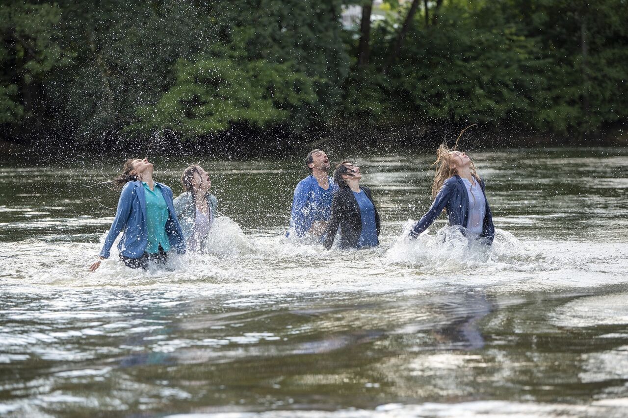 The performance Downriver (Andrea Boll & En–Knap) at Na knap Festival of Short Dance Form, 2025. Photo: Matevž Peršin