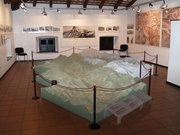 On the 3rd floor of Kobarid Museum large maps and a 1:5000-scale relief model of the Upper Soča River region show the movements and distribution of military units during the final campaign of the Soča front in 1917.