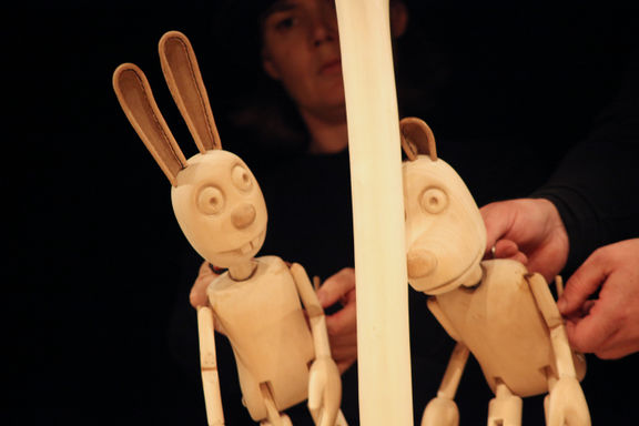 Ti loviš [You Catch] written by Saša Eržen and directed by Sivan Omerzu, who created the puppets and set design. Produced by Ljubljana Puppet Theatre and Konj Puppet Theatre in 2012.