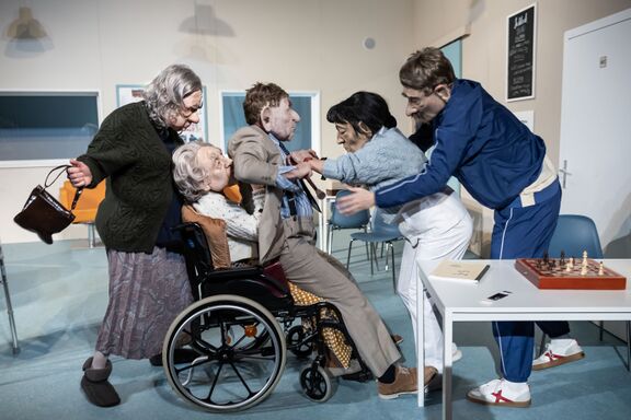 Scene from the bitter comedy Paradise, directed by Matteo Spiazzi, Slovene People’s Theatre (SLG) Celje 2023. Author: Uroš Hočevar