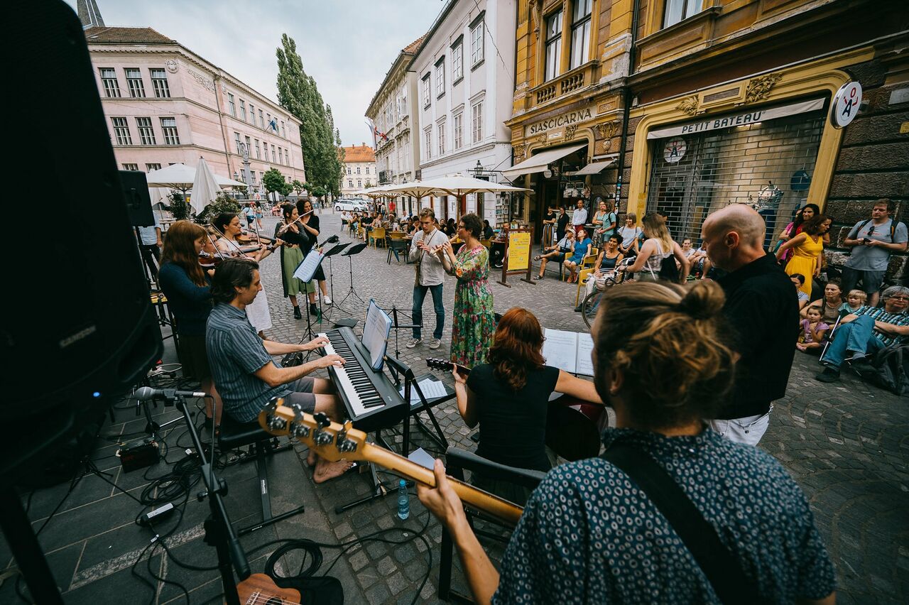 Musicians performing on Stari trg (Old Square), a picturesque square located in the old city center of Ljubljana (Praznik glasbe 2022)
