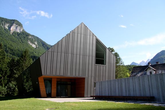 File:Slovenian Alpine Museum - the entrance - Photo Miro Erzen.JPG