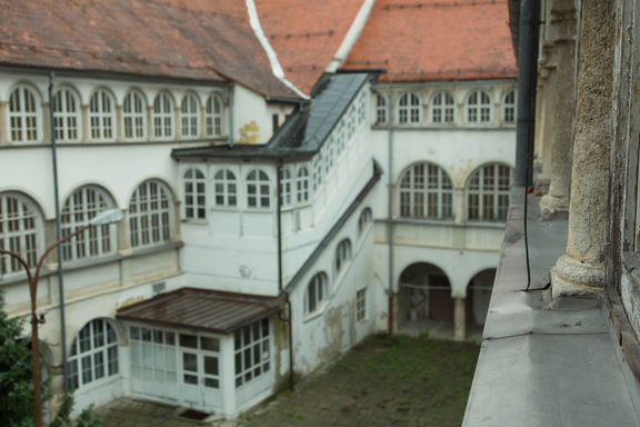 The two-storey building of the Cmurek Castle, a mixture of Romanesque elements, the Renaissance arcades and several 18th Century extensions, has nowadays become a venue for interdisciplinary cultural events of the newly established Museum of Madness.