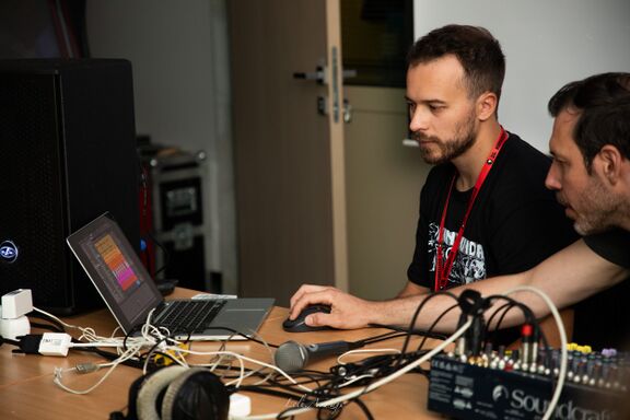 Creating music with (un)ordinary object, music workshop at the 26th Kunigunda Festival of Young Cultures in Velenje. Photo: Lara Lukše