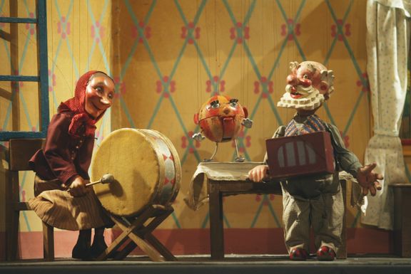 Granny with the drums and Granddad with the lajna instrument, joined by Speckles the Ball who has flown in through the window. The puppets were fabricated by Jan Malik, the performance saw its première at the City Puppet Theatre (today's Ljubljana Puppet Theatre) in 1951 and became immensely popular around Slovenia.