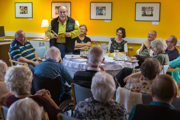 Literarna matineja udeležencev srečanja OKO BESEDE 2017 v DOSOR-ju. Od leve Milan Vincetič, Miroslav Košuta, Andreja Borin, Majda Koren, Marko Kravos, Jana Kolarič in moderatorka Bea B. Logar