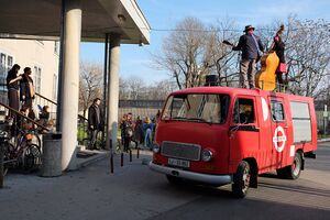 Musicians performing on the mobile stage "Halo muska" at Kavč Festival, 2025.