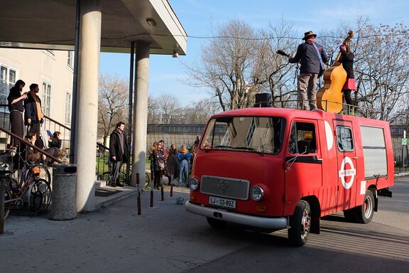 Musicians performing on the mobile stage "Halo muska" at Kavč Festival, 2025.