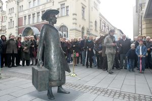 <!--LINK'" 0:744--> statue by <!--LINK'" 0:745--> in the <!--LINK'" 0:746--> centre