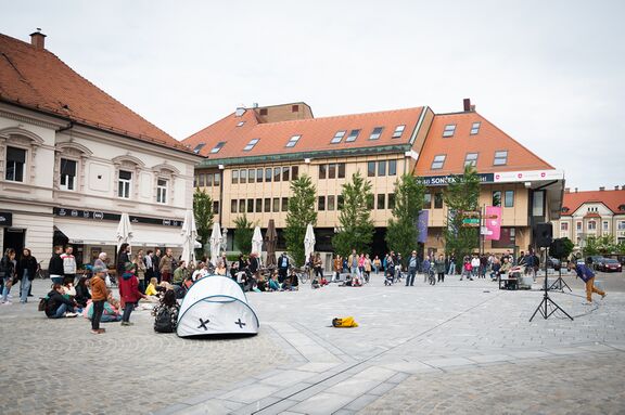 La Fuite performed on the Main Square by Le Monfort at Crossings Festival, 2023