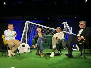A conversation with the former sports commentator Igor E. Bergant, former football player Fredi Bobič, and journalist Javier Cáceres at Die Stachelschweine in 2024, as part of the event Pfostenbruch before the Slovenia–Denmark match at UEFA European Football Championship.