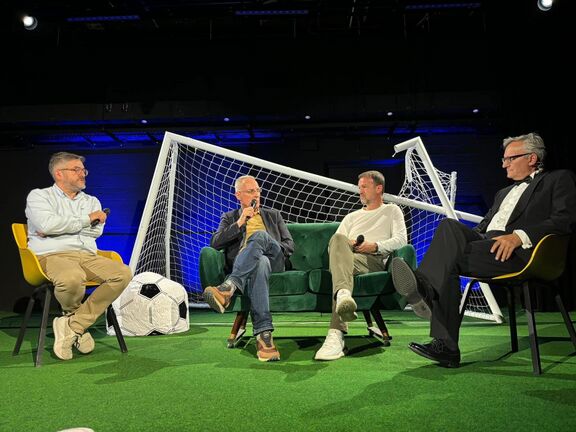 A conversation with the former sports commentator Igor E. Bergant, former football player Fredi Bobič, and journalist Javier Cáceres at Die Stachelschweine in 2024, as part of the event Pfostenbruch before the Slovenia–Denmark match at UEFA European Football Championship.