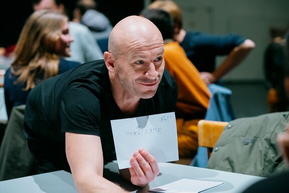 The international theatre co-production Fun Fact, created in collaboration between the Beton Ltd. collective and Estonian theatre Kanuti Gildi SAAL, premiered in 2023. Author: Ivian Kan Mujezinović