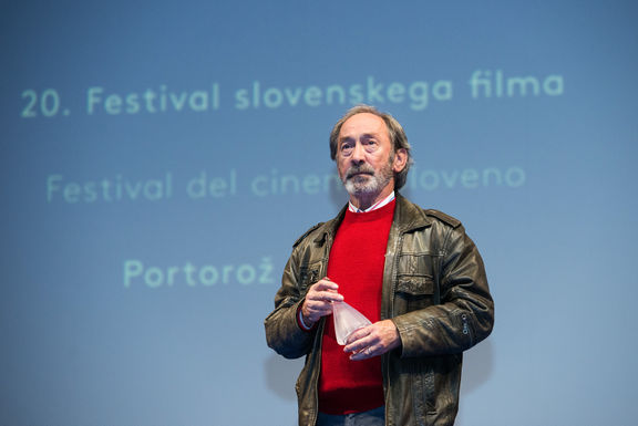 Brane Grubar, the winner of Vesna Award at 20. Festival of Slovenian Film at Portorož Auditorium.