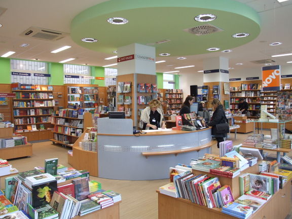 Mladinska knjiga Bookstores 2007 Koper.JPG