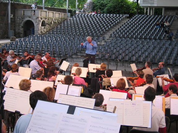 Rehearsal with RTV Slovenia Symphony Orchestra and conductor David DeVilliers at the Križanke open theatre in Ljubljana (2005)