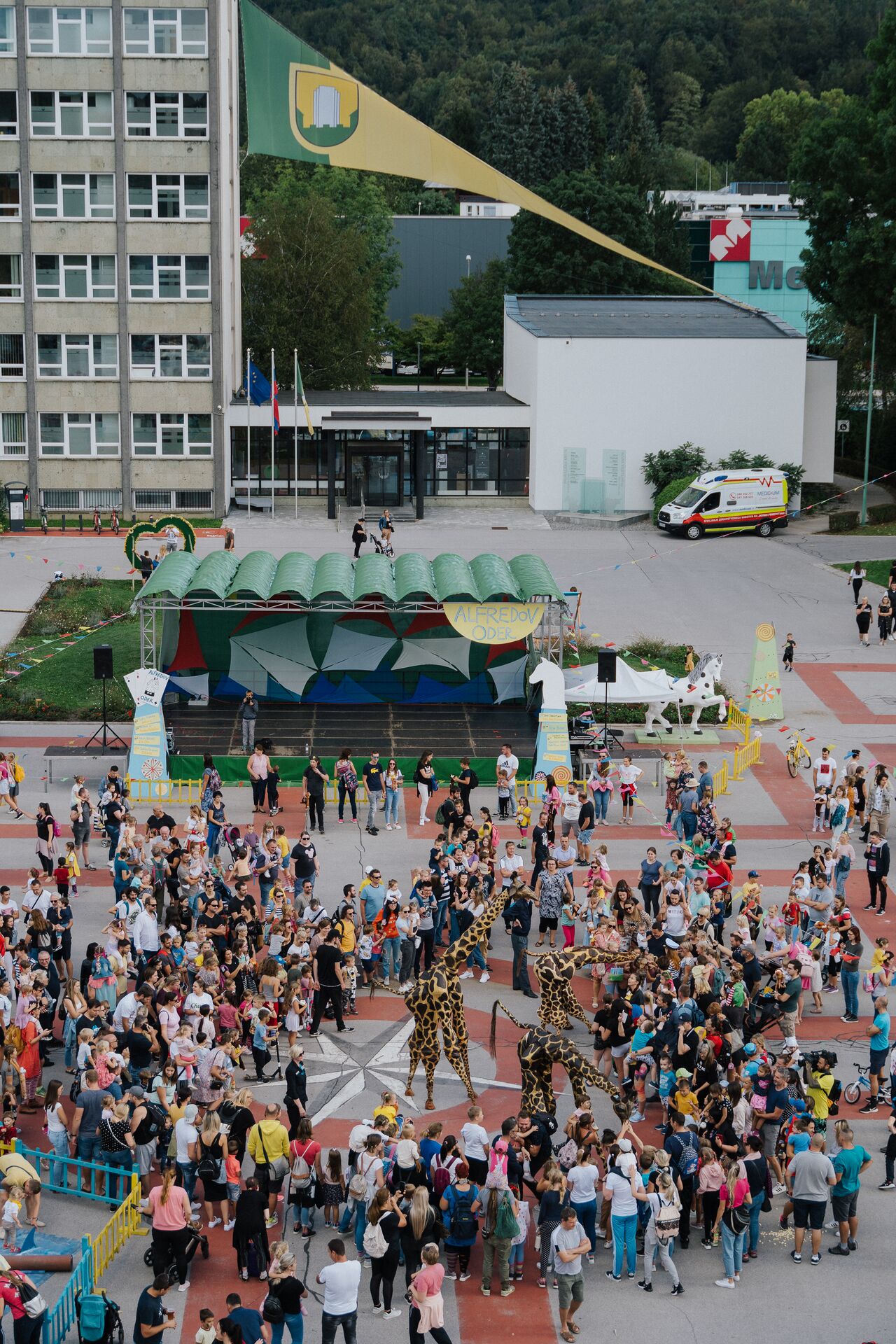 Pikin festival - Prizorišče na mestnem trgu - žirafe (2022), Foto Peter Žagar.jpg