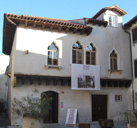 The ethnological collection of the Koper Regional Museum is on display in the Venetian Gothic style house from the 14th Century, located on the outskirts of the former city walls (now Gramscijev market) in Koper