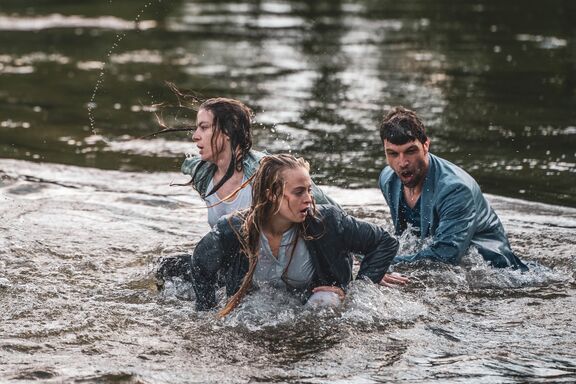The performance Downriver (Andrea Boll & En–Knap) at Na knap Festival of Short Dance Form, 2025. Photo: Izak Kermc