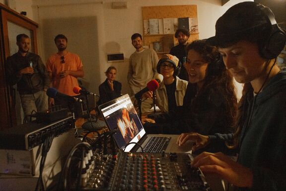 Radio Robida public moment, with the artists Elena Braida and Kim Lang.