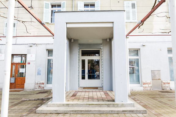 File:Izola Cultural Centre 2020 Entrance Photo Kaja Brezocnik.jpg