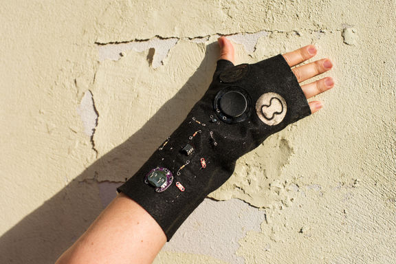 Audible Healing Pressure Points glove developed by Lavoslava Benčič at the PIFcamp 2018.