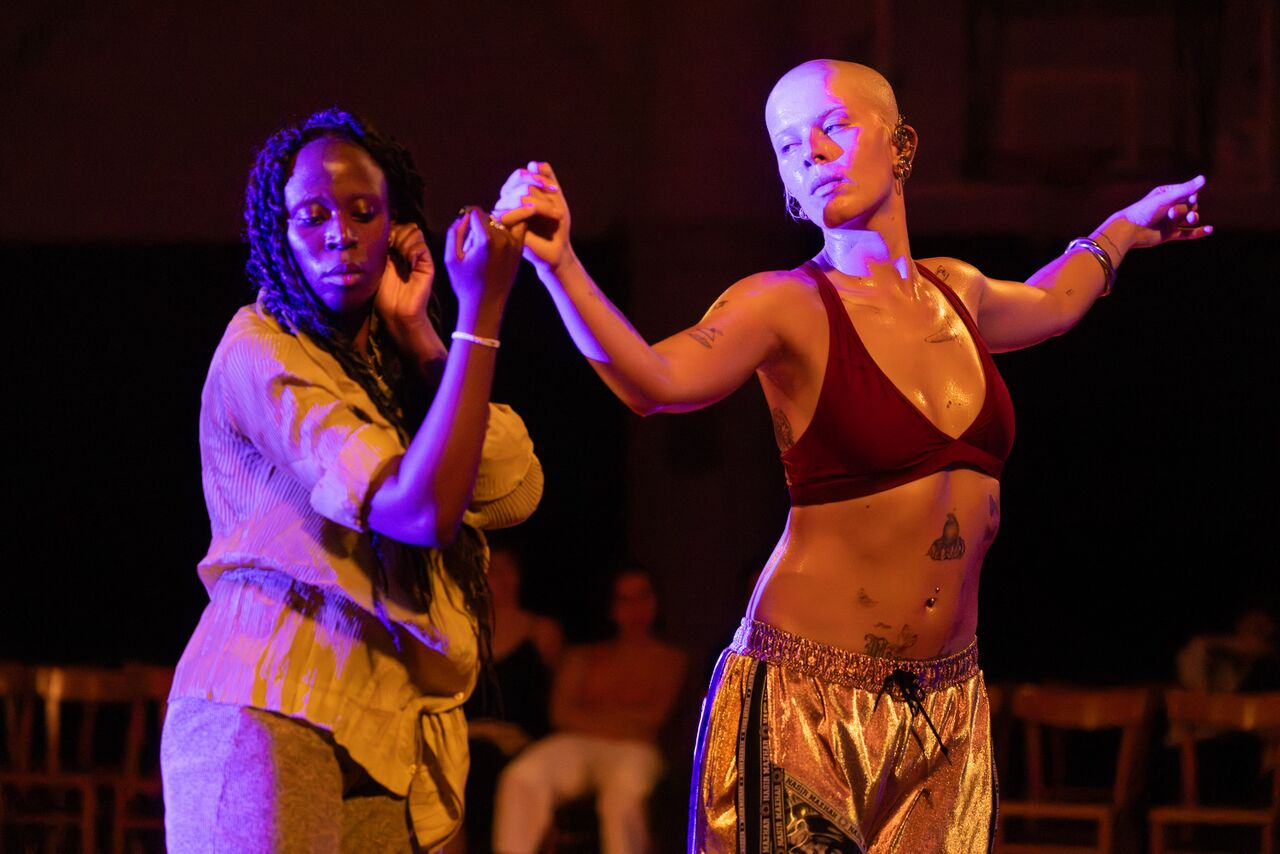 Performance Unending Love, or Love Dies, On Repeat Like It’s Endless, performed by Aaa Biczysko and Beverly D. Renekouzou at Mladi levi Festival in 2023. Author: Nada Žgank